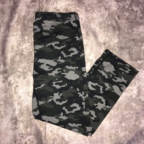 Fabletics Pants - Fabletics • XS • Camo • Mid-Rise Powerhold Capri